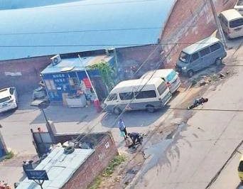 有人高壓線下施工觸電，居民救援“往身上澆水”……這是幫倒忙！