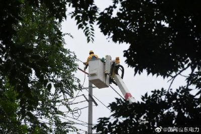 對(duì)10千伏曲莊線進(jìn)行帶電斷接引流線工作