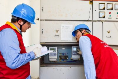 到平湖市曹橋街道行知中學(xué)對校園內(nèi)的用電設(shè)備進(jìn)行安全檢查及維護(hù)