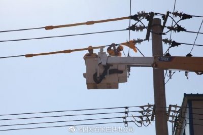 帶電作業(yè)班對10千伏547輕貿線主干049號桿隔離開關進行帶電接引