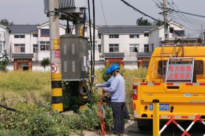供電所運維人員對鹽閘小區(qū)12、14變壓器進行負荷切改