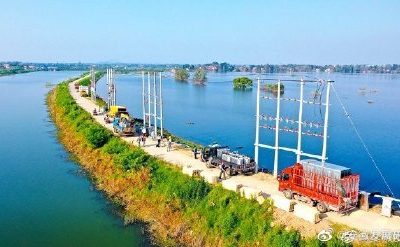 在廬江縣同大鎮(zhèn)白石天河古圩段圩堤上進(jìn)行立桿、架線、安裝配變設(shè)備