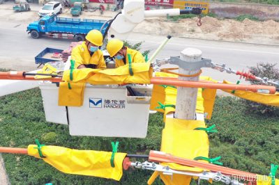 為新投運(yùn)10千伏柳園線分支實(shí)施帶電接火工作