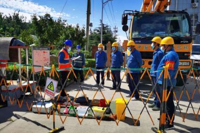 帶電作業(yè)消除隱患 電力工人不懼高溫