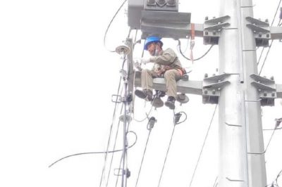 對103#胡機線胡寨南3#變線路進行架設(shè)