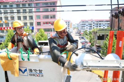 網(wǎng)婁星區(qū)供電支公司開展低壓線路解頭、搭火作業(yè)