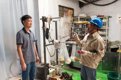 走進轄區(qū)內(nèi)小作坊，檢查用電線路，試跳漏電保護器