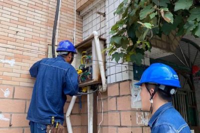 國網(wǎng)略陽縣供電公司工作人員現(xiàn)場更換燒毀空開