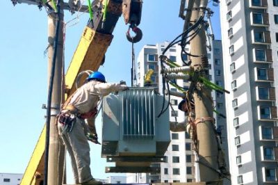 國網蘇州供電公司進行變壓器增容更換工作