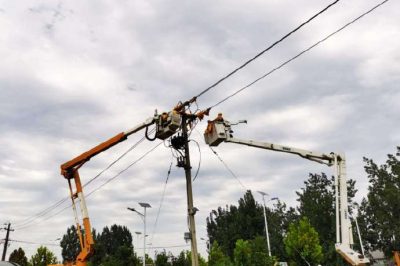 對(duì)10千伏邊北線(xiàn)3號(hào)桿開(kāi)展帶電作業(yè)