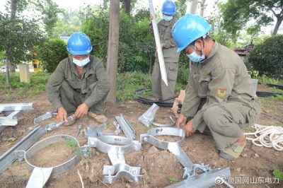 在店子集街道10千伏屋樓線11號桿上安裝柱上分界開關(guān)