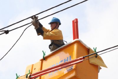 帶電作業(yè)班對安陸南城10千伏金溝線，城區(qū)碧霞一、二回線路開展帶電接火