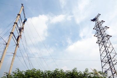 35千伏黃山線12號(hào)塔-16號(hào)塔進(jìn)行遷移架設(shè)