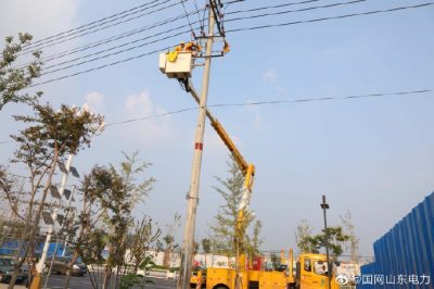 在10千伏九南2號線51號桿處開展帶電消缺工作