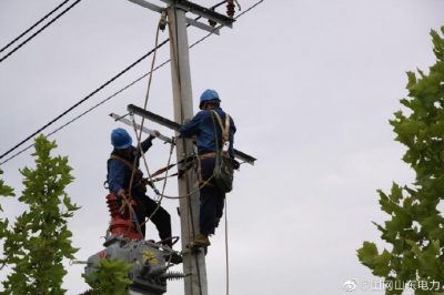 10千伏合埠線67號(hào)桿處為轄區(qū)線路安裝智能化用戶分界開關(guān)