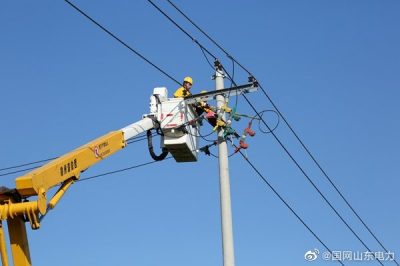 對10千伏前胡線某機械公司支線15號桿新上315千伏安變壓器實施帶電接火作業(yè)