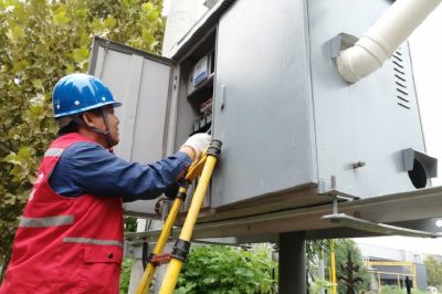 對(duì)張莊村電表接線、表計(jì)安裝、關(guān)口表線路、低壓側(cè)開關(guān)等進(jìn)行檢查