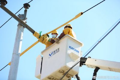 在10千伏城內(nèi)線開展帶電消缺作業(yè)