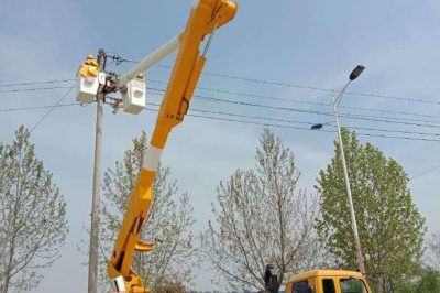 在10千伏五岔口支線2號(hào)桿，帶電更換設(shè)備線夾