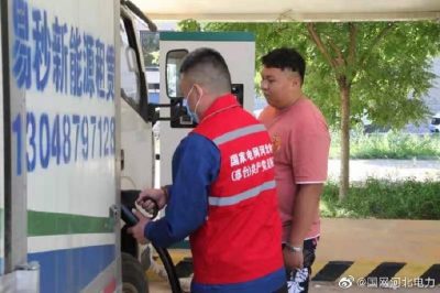 為客戶介紹電動車充電樁的使用步驟、普及用電知識