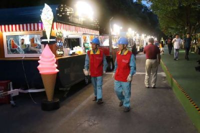 國(guó)網(wǎng)寧波市鄞州區(qū)供電公司來(lái)到夜貓子夜市進(jìn)行用電量檢查工作