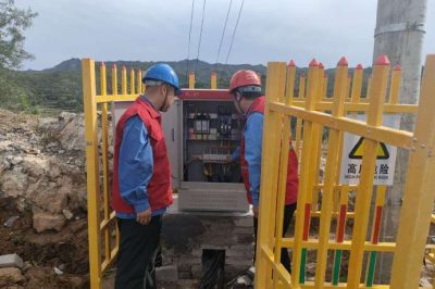 旅游景區(qū)竇王嶺對內(nèi)部設(shè)備、供電線路、配電室進行仔細檢查