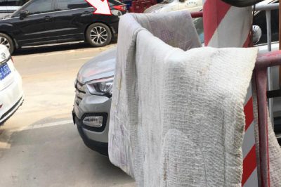 變壓器圍欄曬被？小心觸電！