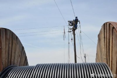 施工人員對侯家鎮(zhèn)南廒村進行農網升級改造