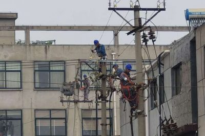 對宋莊村進行農網改造，更換老舊絕緣導線2800米