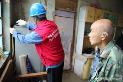 到高邑縣西堤村困難戶家中，幫助老人解決用電難題