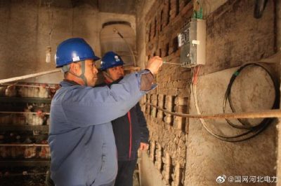 深入到大峪村養(yǎng)雞大棚內(nèi)檢查用電設(shè)施