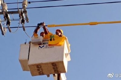 對(duì)10千伏534郵電線主干18號(hào)桿隔離開關(guān)進(jìn)行帶電接引