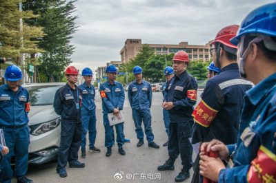 來到夏桂埔社區(qū)開展“三線纏繞”整治行動(dòng)