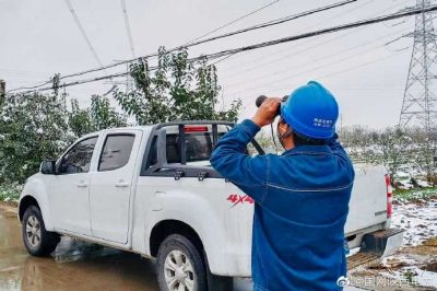 可能造成輸電線路覆冰舞動(dòng)倒塔、斷線、設(shè)備污閃等事故