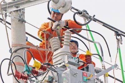 在溱東鎮(zhèn)周黃村改造10千伏溱湖線