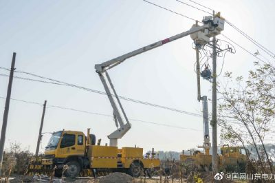 帶電作業(yè)換開關 保障供電迎冬峰