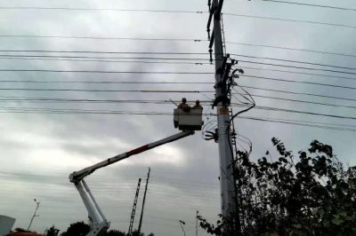 在10千伏康大線011號桿處進(jìn)行帶電消缺工作
