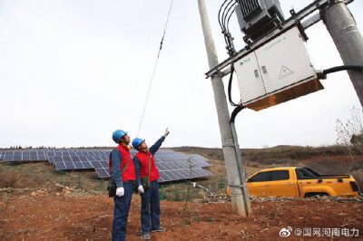 上門巡視檢查光伏發(fā)電線路、設(shè)備的運(yùn)行情況