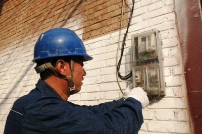 在南寨村檢查低壓線路和表計接線