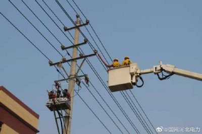 在10千伏饒工II線路田莊支線16號桿開展帶電業(yè)擴接火