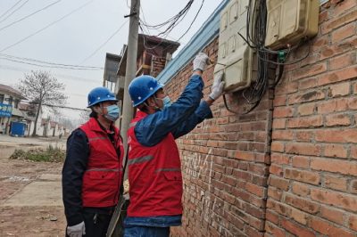 為客戶檢查計量裝置，檢查電表進(jìn)出線路