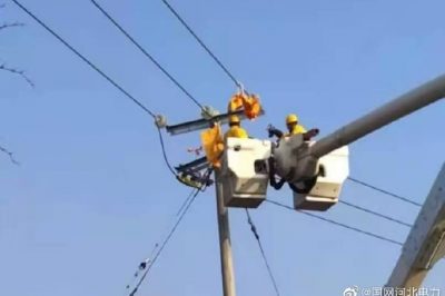 在10千伏751賈良線醫(yī)院分支7號桿更換C相隔離開關