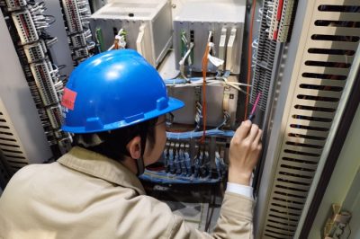 在110千伏湯埂變進(jìn)行1號主變保護(hù)定校工作