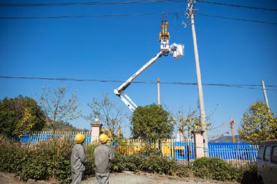 成功完成對(duì)10千伏遁山線11號(hào)桿帶電接跌落式熔斷器上引線工作