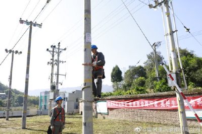 利用閑暇時(shí)間在實(shí)訓(xùn)基地開展登桿培訓(xùn) .