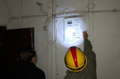 免費(fèi)幫助老人檢查破舊表后線路