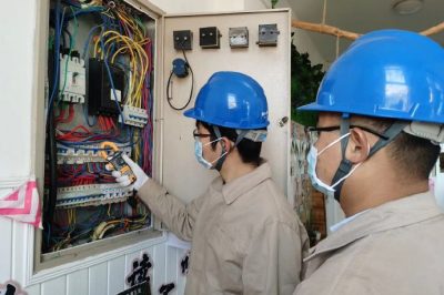 對(duì)校園內(nèi)外的電力線路、設(shè)備安全隱患進(jìn)行全面排查