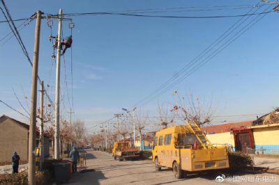 對10千伏昌西線全家?guī)X支線17號桿進行令克、避雷器安裝