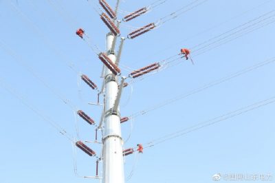 對新建線路進(jìn)行防震錘、間隔棒的安裝作業(yè)