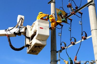 在10千伏朱崗寺線45號桿處進(jìn)行帶電消缺作業(yè)
